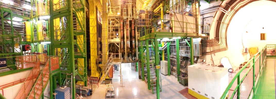 I progetti di ricerca in LHC coinvolgono numerosi apparati sperimentali, quattro in particolare: CMS (Compact Muon Solenoid), progettato per indagare su una vasta gamma di problemi della fisica, tra