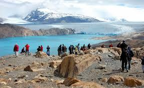 Ci si imbarca a Puerto Bandera e si naviga lungo il braccio Nord del Lago Argentino, fiancheggiato da selvagge montagne, nude e dirupate, che recano i segni della straordinaria forza erosiva degli