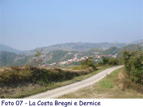 1 a tappa (vedi foto 07), raggiungendo il vicino Monte della Croce (595 m) (una piccola croce in legno sulla cima) passando a sinistra poco più avanti ad evidente bivio a quota 635 m dove a destra si