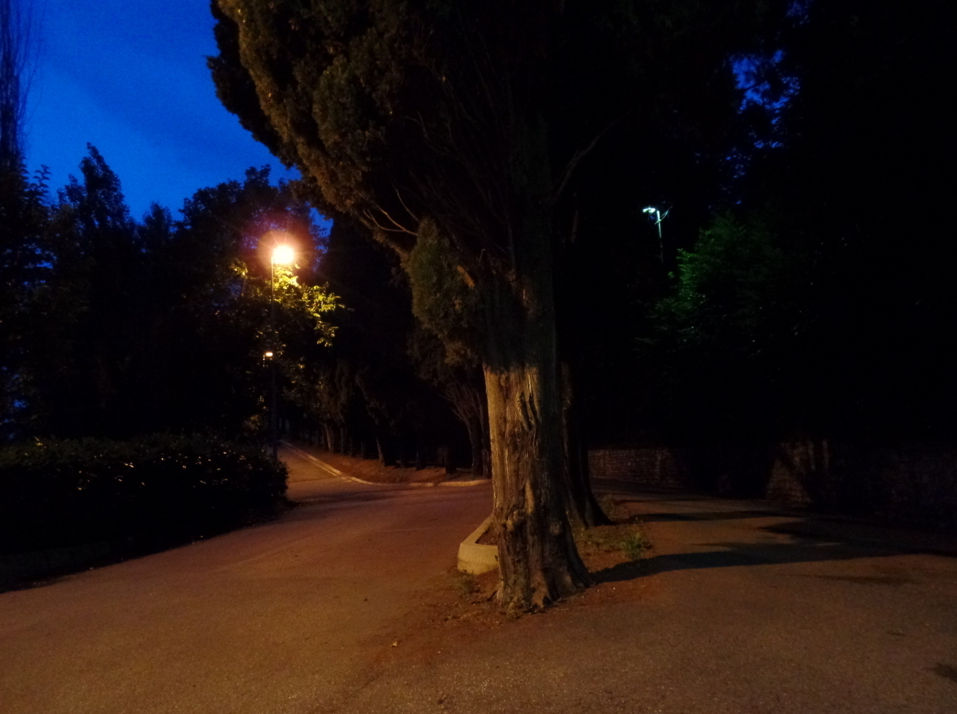 la chiesa presenta sotto   Tratto rosso sotto illuminato Tratto blu