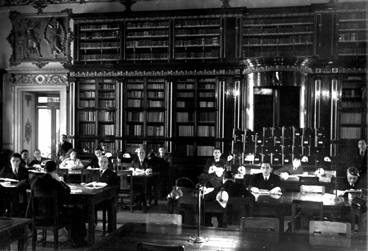 all amica Il Salone di lettura con 104 posti a sedere, la più grande e bella sala di accoglienza della Biblioteca Nazionale di Napoli, è ubicato nell'antico Salone degli specchi, la fastosa Sala da