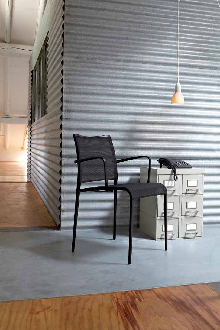74 Sand Light Design: Pocci, Dondoli 2010 Leggera alla vista e nel peso grazie a una struttura in pressofusione di alluminio ed a un sedile e schienale in rete di poliestere.
