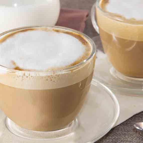 CAPPUCCINO Ingredienti (per 4 cappuccini): 4 misurini di caffè macinato 400 ml di latte fresco intero