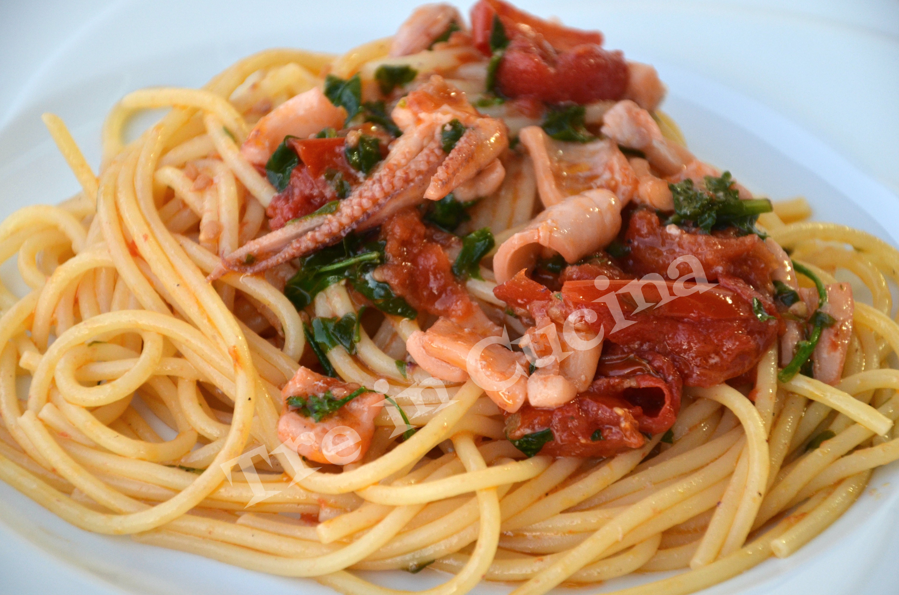 6. Spaghetti con calamari Costo: Basso Tempo di preparazione: 1h 1. 500 gr di spaghetti 2. 4 calamari medi (circa 600 gr in totale) 3. Una ventina di pomodorini 4. Mezzo bicchiere di vino bianco 5.