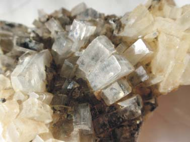 BARITE Chimica: BaSO 4, solfato di bario Classe mineralogica: Solfati Usi: minerale di bario La barite è un minerale accessorio piuttosto comune.