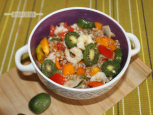 Insalata di farro, daikon gamberetti rosa e Nergi Altra ricetta gustosa con il mini kiwi Nergi, il super frutto proveniente dal Piemonte ricco di vitamine e sali minerali. Oggi piatto unico!