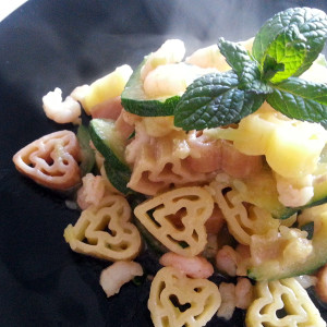 Anche se con un giorno di ritardo, non poteva mancare la mia ricetta di San Valentino Vabbè, giusto perchè la pasta è a forma di cuore, altrimenti sarebbe un normale piatto di pasta Ecco come l ho