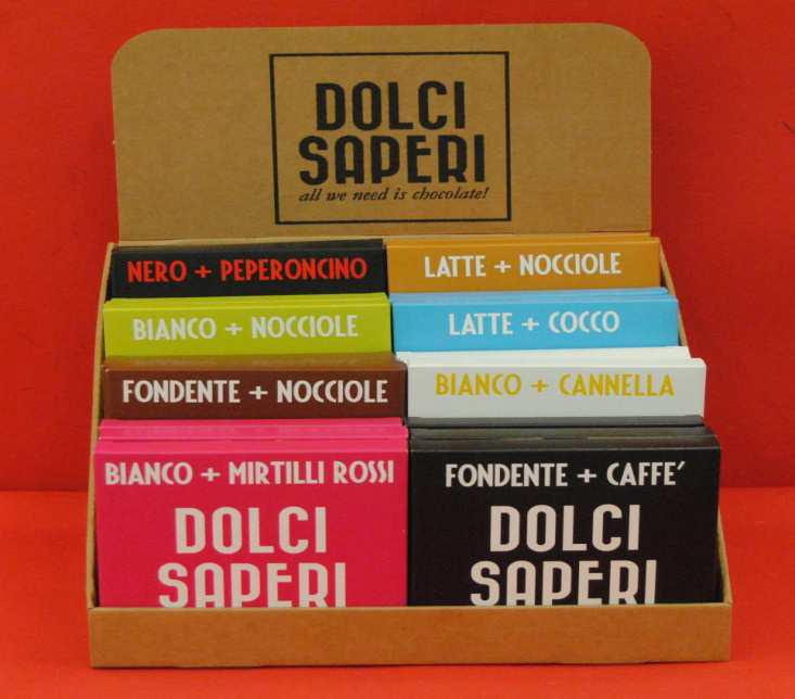 COLORS - Bianco + CANNELLA - Bianco + MIRTILLI ROSSI - Bianco + NOCCIOLE - Latte + COCCO - Latte + NOCCIOLE - Fondente + CAFFE - Fondente + NOCCIOLE - Fondente + PEPERONCINO.