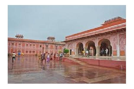 Arrivo a Jaipur e check-in presso l'hotel. La sera ammirate e conoscete meglio la vita religiosa, assistendo alla cerimonia serale religiosa nel Govind Devji Temple (dalle 19.00 alle 19.30 circa).