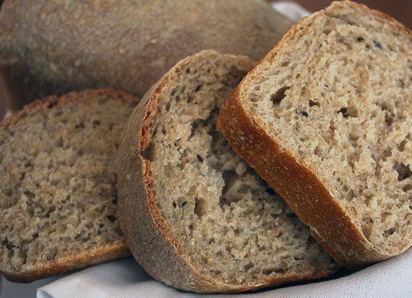 Pane ai cereali: controllare gli ingredienti Il pane ai cereali, che tutti ritengono possa essere un vantaggio per la salute, merita