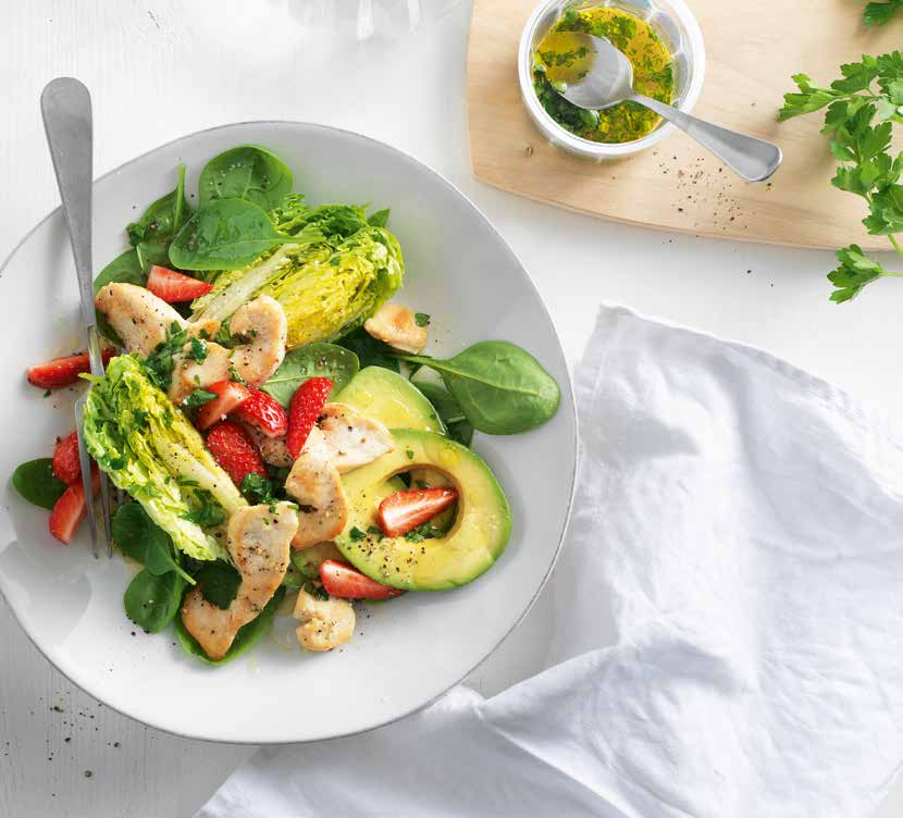 Insalata fruttata con lattuga romana e pollo Piatto principale per 4 persone Ingredienti 3 mini lattughe romane 2 avocado 100 g di spinaci 100 g di fragole 4 cucchiai d olio d oliva 3 cucchiai d