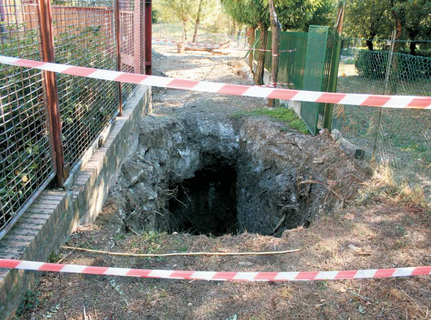 Descrizione della cavità: L ingresso dalla cavità ipogea, oggetto dell Azione C1 del Progetto Life+, in località Osteriola, si apre a pochi metri dal ciglio di Via Calo Jussi, fra le recinzioni di