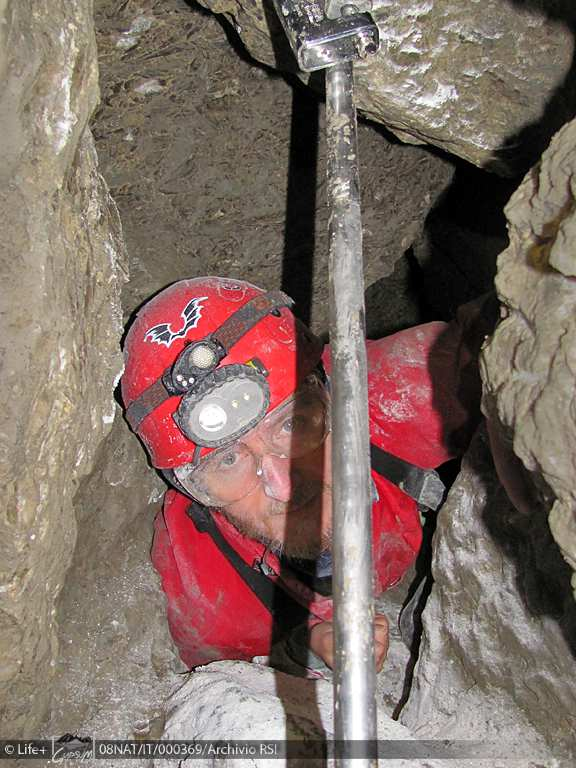 Figura 6.29 e 6.30: Chiusura della Grotta Michele Gortani (ER-BO 31) realizzata nell ambito del Progetto Life+ dai volontari del RSI (Foto Archivio RSI).