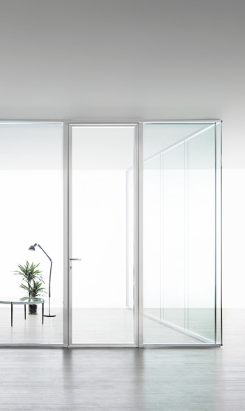 Vision è una parete vetrata senza struttura verticale portante, che dona la massima trasparenza con il minimo ingombro.