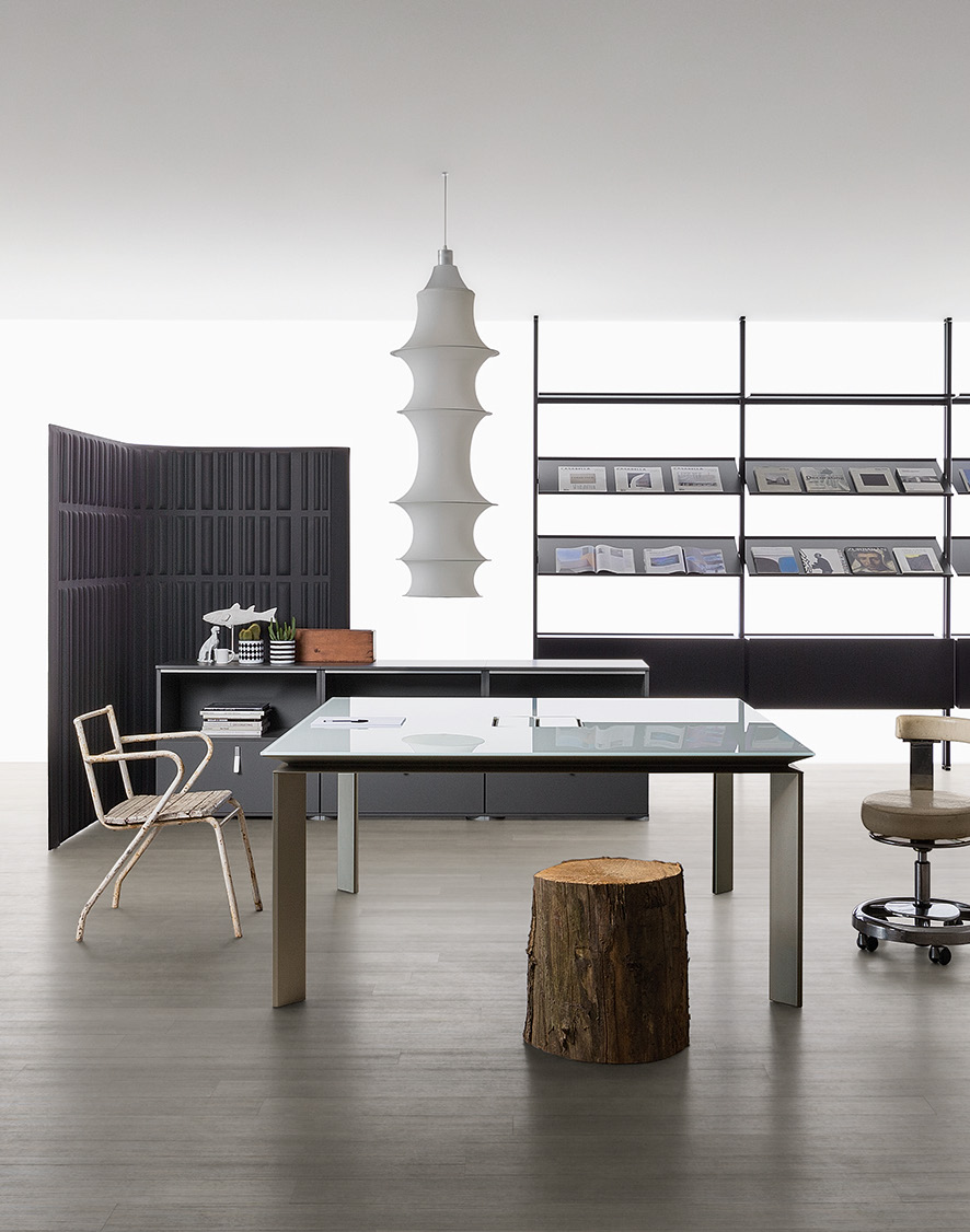 Il Runner Table è la risposta a questo stile di vita, permette di utilizzare lo spazio sotto al piano per riporre oggetti e pensieri, è un tavolo caratterizzato da un design essenziale ed efficace.
