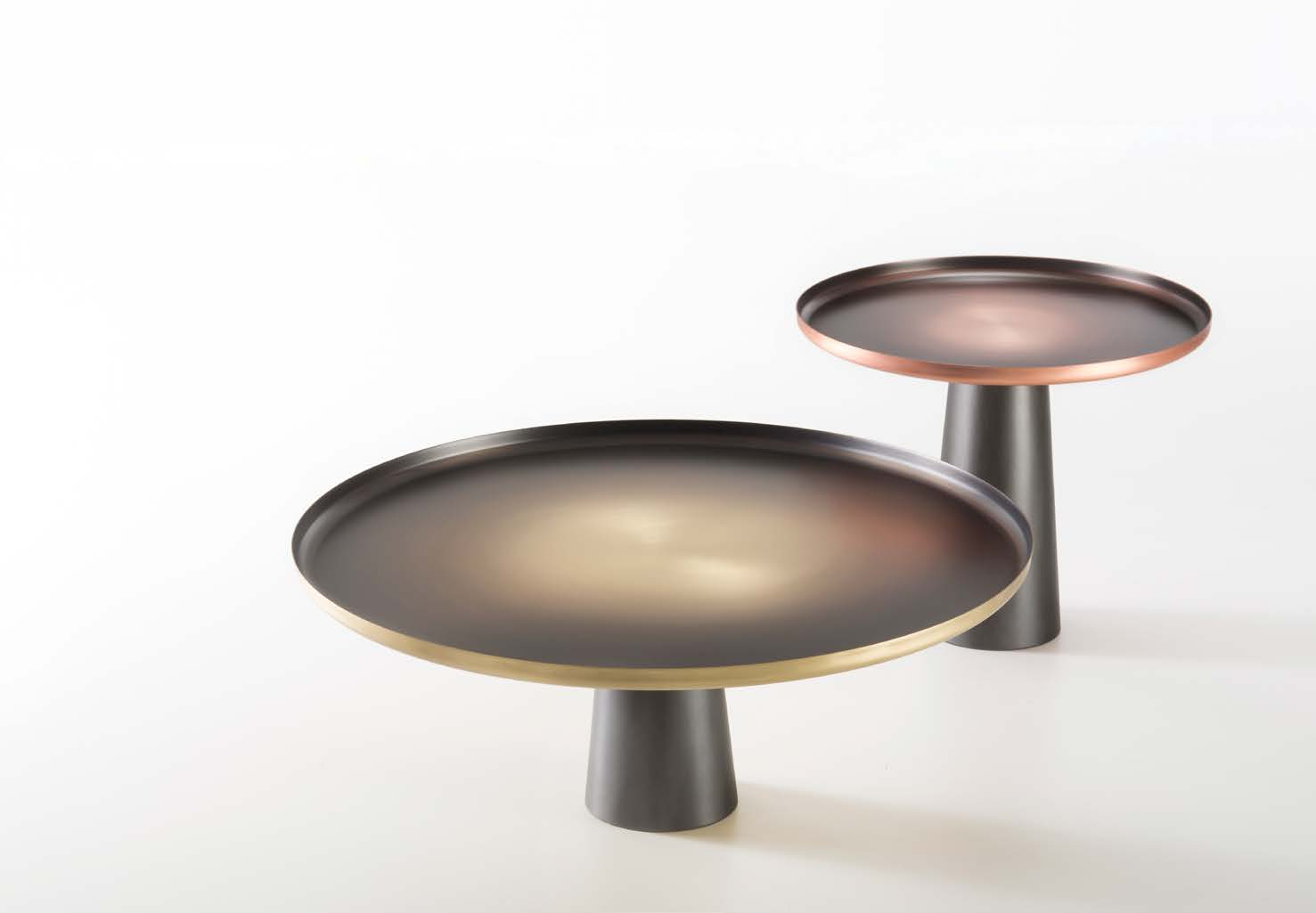 SUNRISE&SUNSET design ARTEFATTO Due tavolini, come grandi vassoi, enfatizzano le caratteristiche materiche e cromatiche del rame e dell ottone.