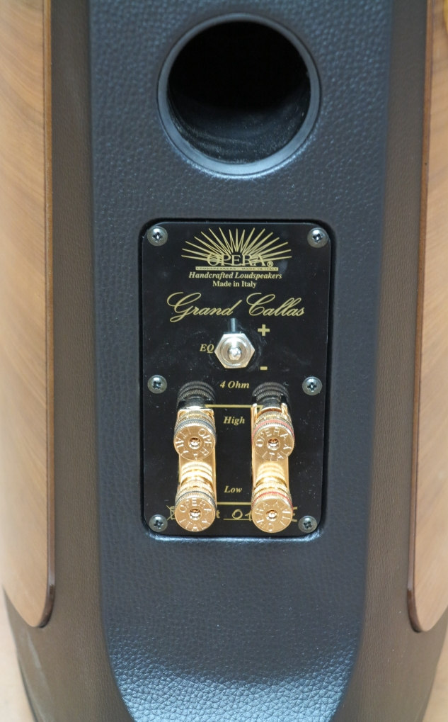 Connettere i diffusori all amplificatore Le connessioni posteriori sono analoghe a quelle del modello Grand Callas.