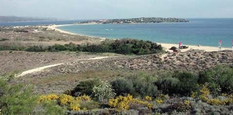 Il golfo è orlato da spiagge di sabbia fi ne e chiara, dune ricoperte di macchia mediterranea cingono il mare azzurro.