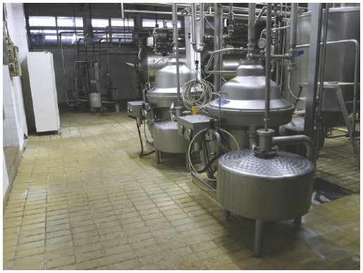 Formaggi Preparazione del latte Giunto nel caseificio il latte viene filtrato e corretto della frazione lipidica in funzione della tipologia di formaggio.