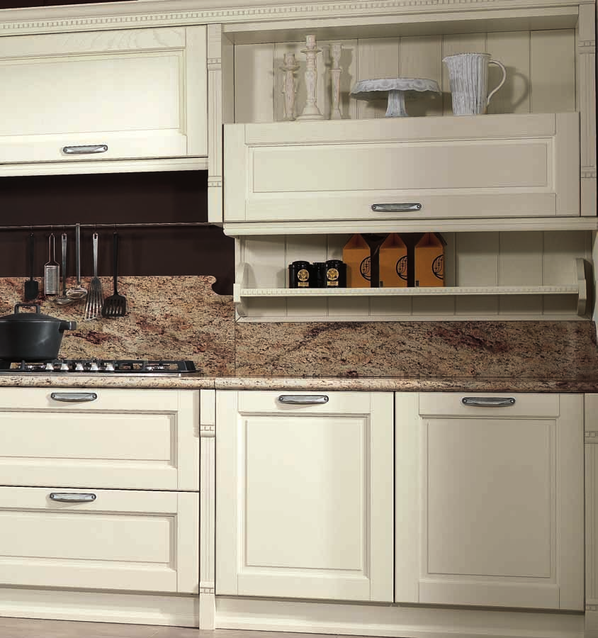 VIRGINIA IS A TRADITIONAL KITCHEN IN SOLID CHERRYWOOD OR ASHWOOD WITH AN IVORY LACQUERED FINISH.