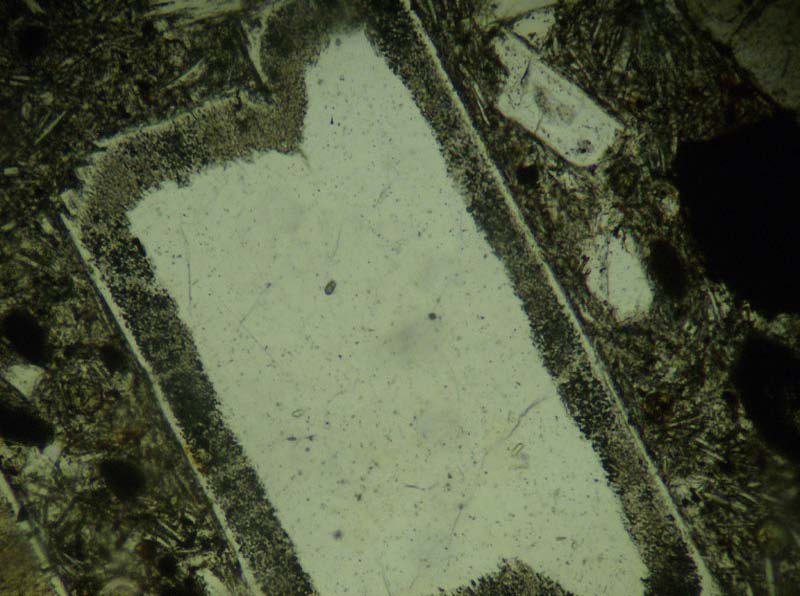 mare un graticcio). Infine si dicono pseudomorfi i cristalli di un certo minerale che mostrano la forma propria di un minerale diverso (es.