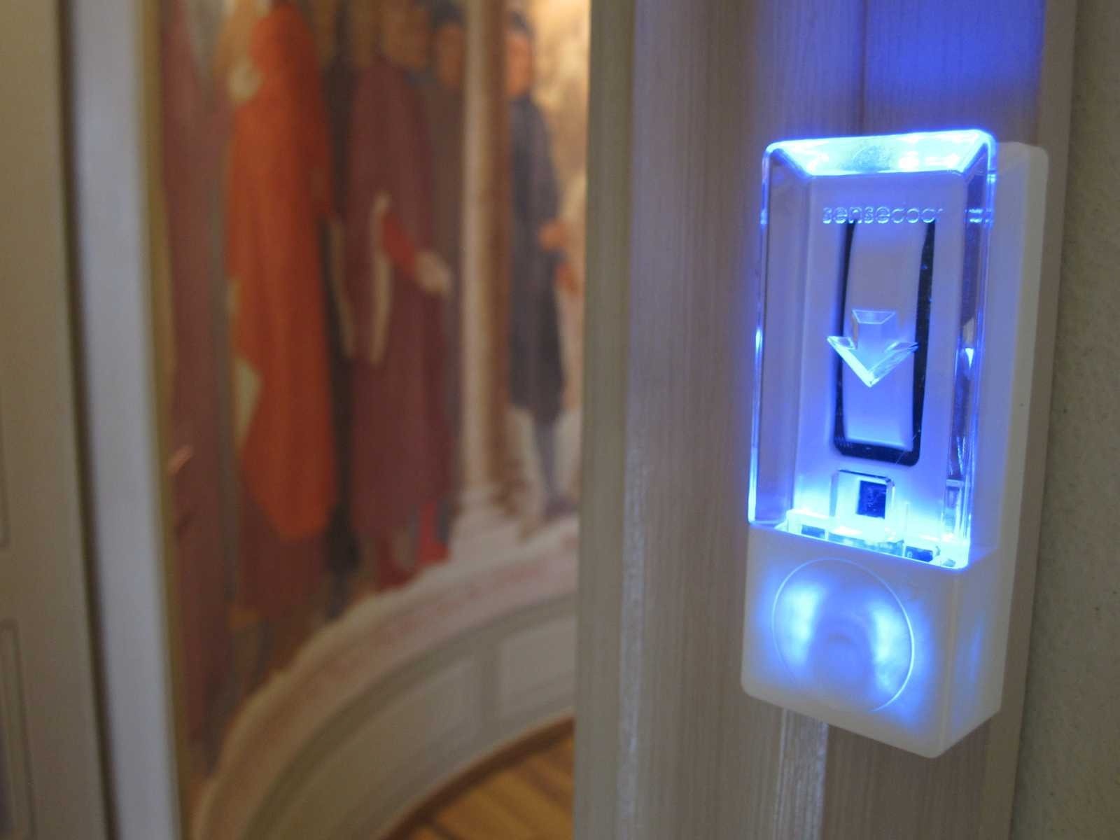 La luce lampeggiante del lettore interno invita il cliente ad inserire la scheda, la quale abiliterà le utenze di camera e la