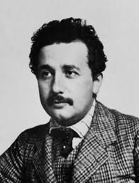 1905 Albert Einstein elabora una nuova teoria, detta relatività ristretta, che rivoluziona il modello di Newton, quando si studiano sistemi a velocità vicine a quelle della luce.