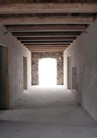 quali si accede con ampi corridoi. In alcune zone della casa si possono ammirare le pietre dei muri originali.