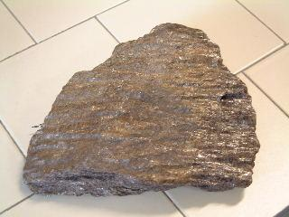 Rocce metamorfiche Come riconoscere una roccia METAMORFICA La struttura delle rocce metamorfiche è spesso FOLIATA, i cristalli sono disposti