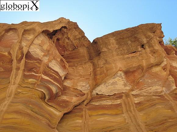 Strati di arenarie Rocce sedimentarie Sono le rocce che derivano dai processi di erosione fisica e chimica subiti da tutti i tipi di rocce presenti sulla superficie terrestre.