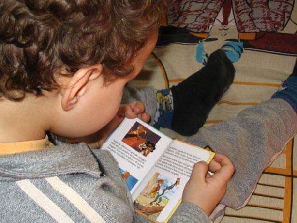 Alberto e Alice prendono entrambi un libro con un lupo e leggono contemporaneamente.