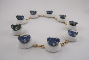 Eleonora Ghilardi, Deep Blue, 2016, collana, biocemento, resina, pigmenti, ottone Gioielli contemporanei in mostra a Favignana: nove designer internazionali si sono cimentati nell ambito del progetto