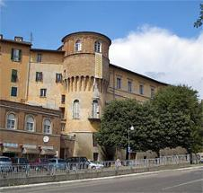 Museo di Palazzo della Penna Collocato nel centro storico della città a breve distanza dal bastione meridionale della Rocca Paolina, Palazzo della Penna è una residenza gentilizia cinquecentesca,