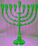 il motivo per cui durante la festa di Khanukàh si usa un candelabro a nove bracci (nella foto) anziché la consueta menoràh,(מנורה) il candelabro a sette bracci di cui parla la Bibbia in Es 25:31-40.