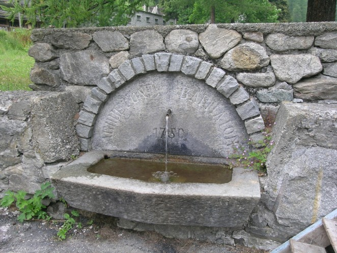 Infatti, aldilà dei pochi pozzi (con sollevamento manuale a corda o a carrucola, dai quali si attinge acqua di falda), le fontane pubbliche o private erano le sole fonti di approvvigionamento idrico