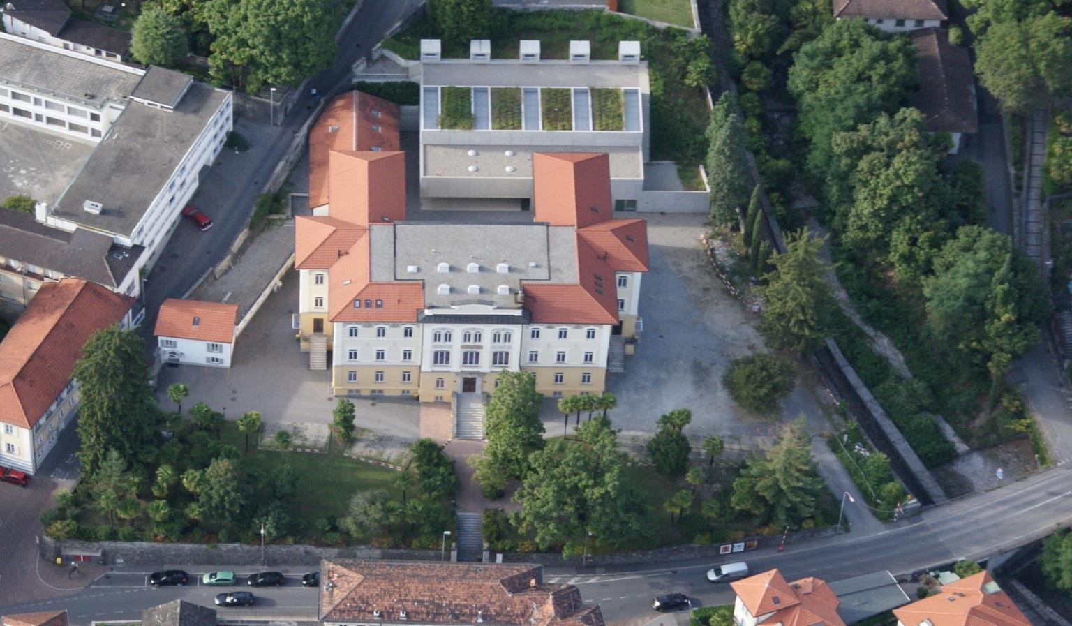 Pag. 1 di 7 Il Centro professionale commerciale (CPC) di Locarno è un istituto del Cantone Ticino (DECS, DFP, UFCS 1 ); ha la sede principale nel palazzo di via Cappuccini 2 e la sotto sede in un