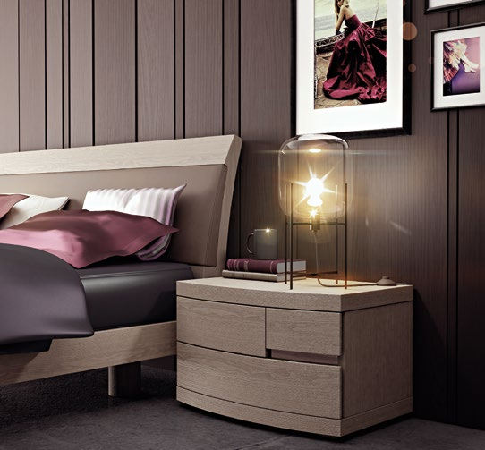 Il letto è disponibile con e senza box contenitore, testata tutta in legno o con cuscino in ecopelle.