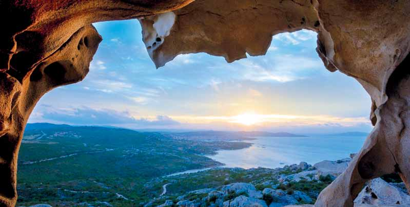 Nel nord della Costa Smeralda, in una macchia mediterranea alternata a ginestre e arbusti, prospicente il mare, sorge il BORGO DELL ORSO, un complesso residenziale incastonato tra il Golfo delle