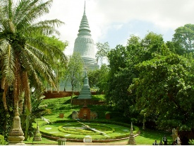 Inizio della visita con il tempio che dà il nome alla città, il Wat Phnom: situato in cima ad una collinetta, frequentato