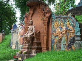 Proseguimento verso il Toul Sleng, tragico museo prigione testimonianza del sanguinario regime dei khmer rossi e del