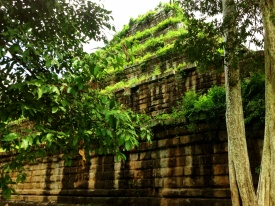 Costruito nello stesso stile e dallo stesso re che costruì Angkor Wat, a detta di molti potrebbe addirittura anche essere stato un prototipo del grande tempio.