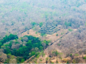 Se si eccettua il Ta Phrom, questo complesso offre le migliori inquadrature di vegetazione e grandi alberi integrati nel tempio.