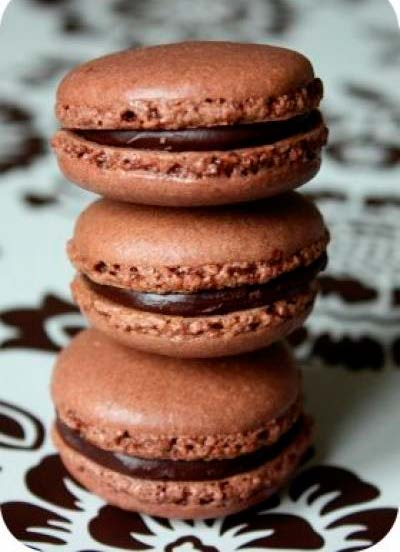 Macarons al Caffè Tempo di esecuzione: 30 minuti Cottura: 12 minuti Riposo: 30 minuti Difficoltà: facile Ricetta per 15 persone: Ingredienti: 140g di nocciole in polvere 250g di zucchero a velo 10g