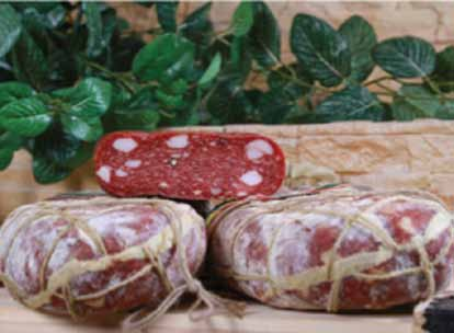 SPIANATA ROMANA Salame tipico della nostre zone romane, si ottiene con carni magre di suino di prima scelta, mondate a mano e macinate a grana fine