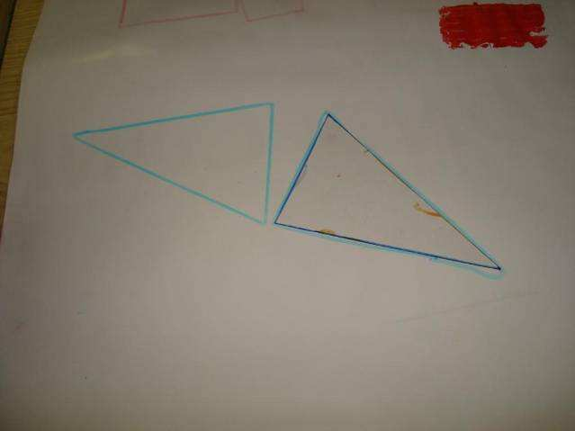 TRIANGOLO Su un cartellone proviamo a disegnare un triangolo uguale a quello dato. Questa volta utilizziamo la stessa forma di cartone.