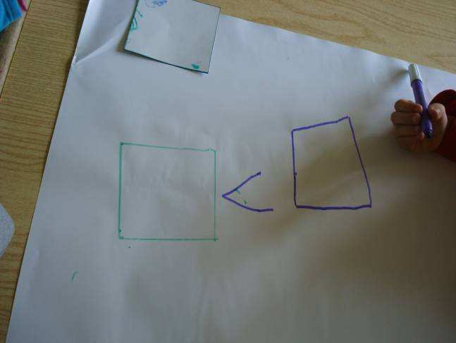 L insegnante dà indicazioni e i bambini disegnano.