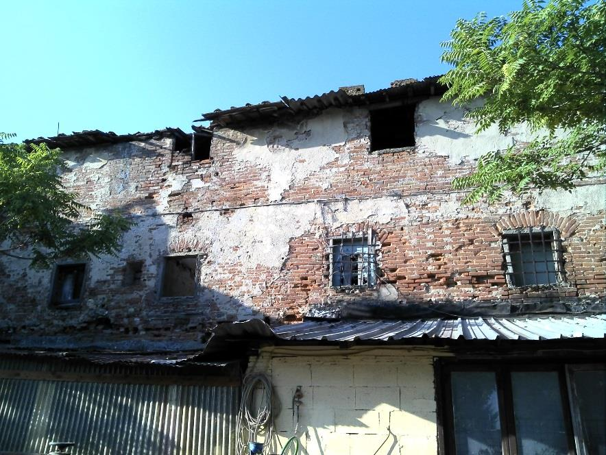 La vegetazione dintorno sta riprendendo il sopravvento e le stanze rimaste idonee per il rifugio dei chirotteri sono ormai ridotte a un paio di locali.