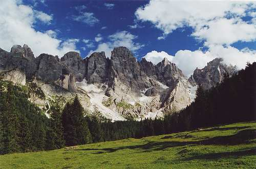 oppure presso Malga Venegia o Baita Segantini. Caratteristiche varie del Percorso: si accede in Val Venegia addentrandosi in uno spettacolare contesto dolomitico per circa 2.