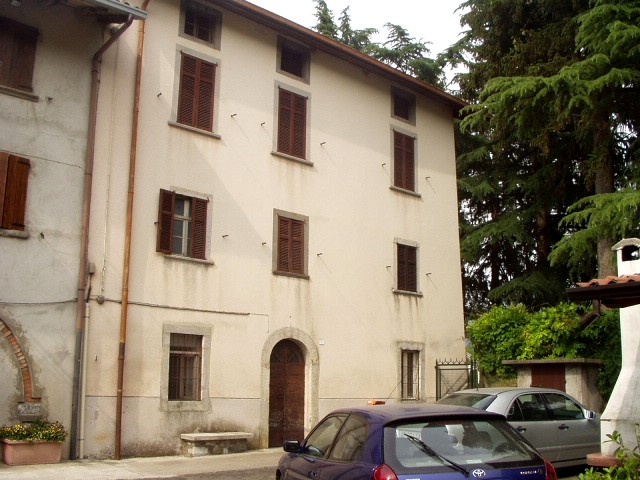 La proprietà comprende anche un corpo in legno con tettoia ad una falda in legno e manto in coppi, adibita ad accessorio della residenza e collocata a sud rispetto