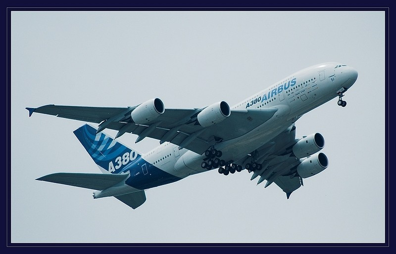 Immagine completa dell aereo più grande del mondo, l AirBus A380 Ovviamente un aereo cosi grande e con una capienza di oltre 800 passaggeri necessita anche di una enorme quantità di carburante per